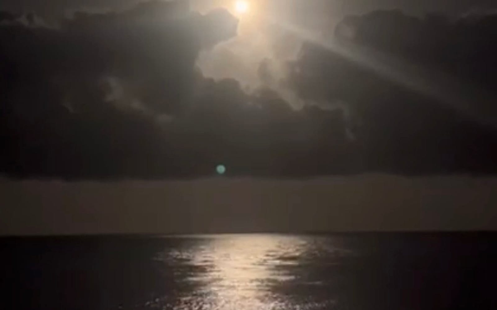 Lua cheia refletida no rio, vista do Deck da Glória à noite