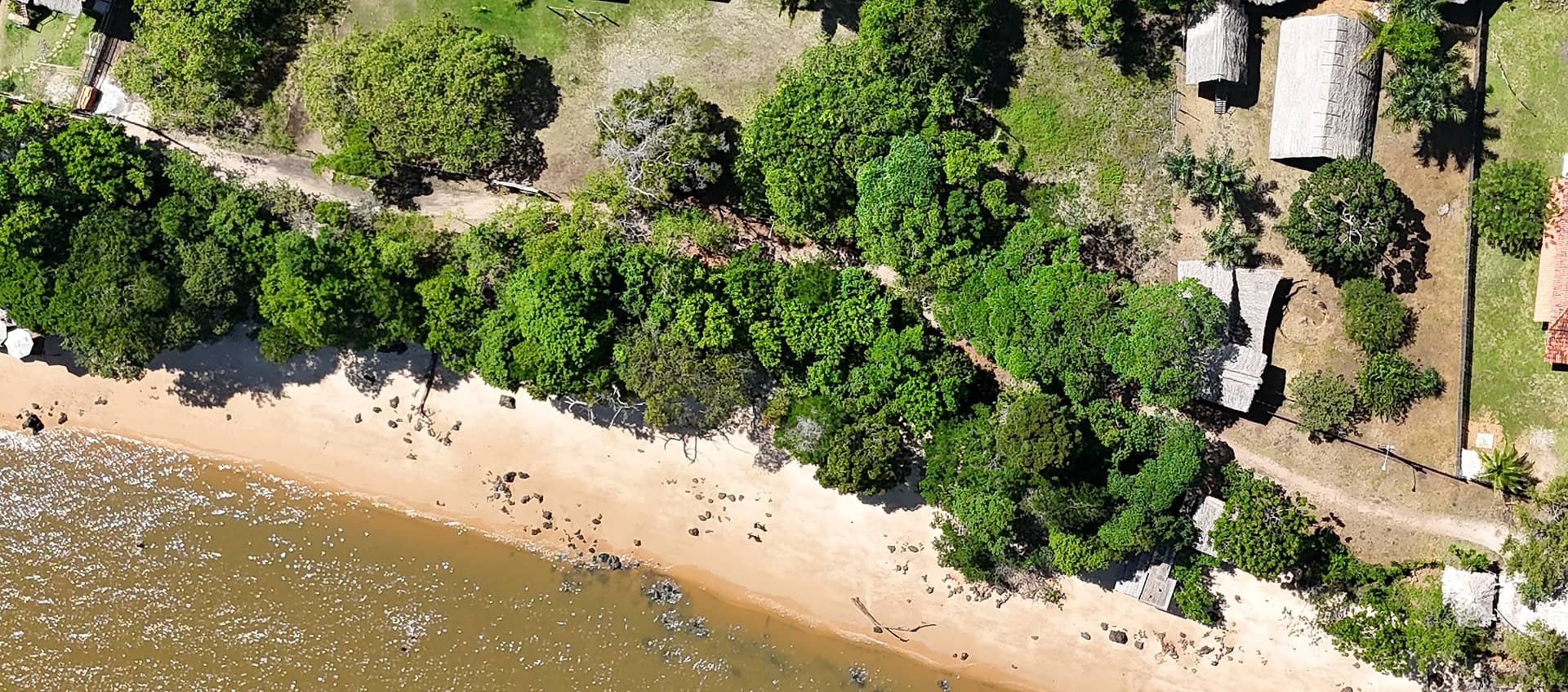 Vista aérea da Praia Funda, com a mata e as acomodações da pousada à beira d'água