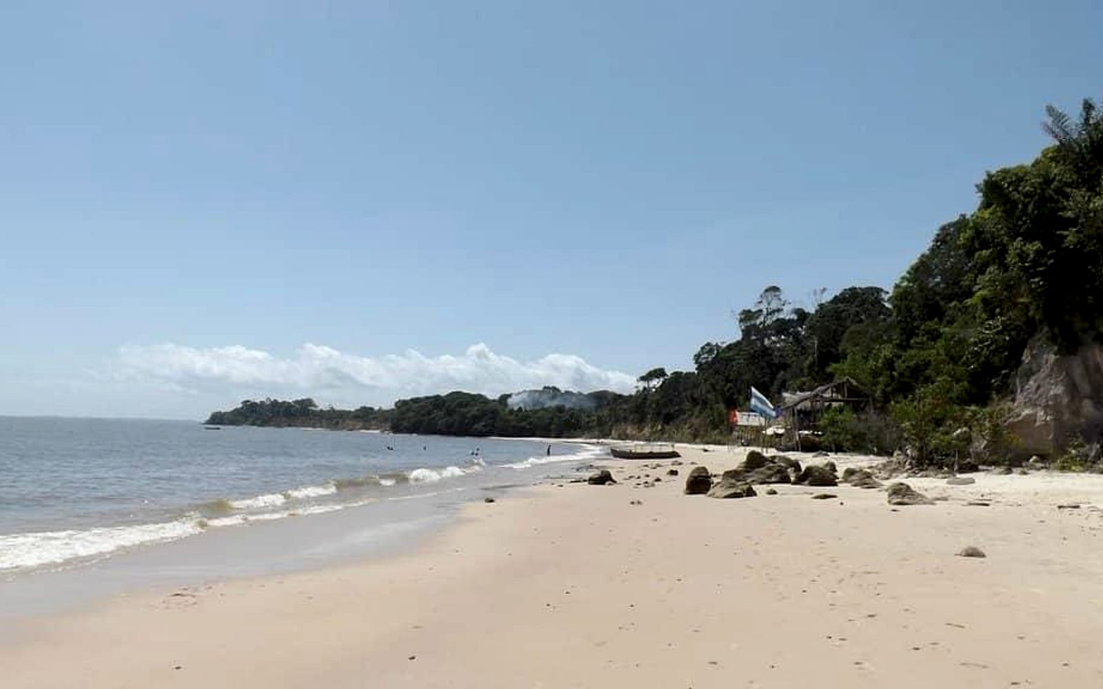 Faixa de areia da Praia da Pedra Branca junto à falésia de pedra clara