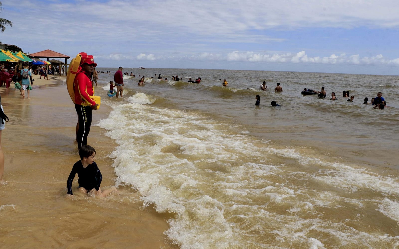 Praia do Vai-Quem-Quer movimentada, com banhistas no mar