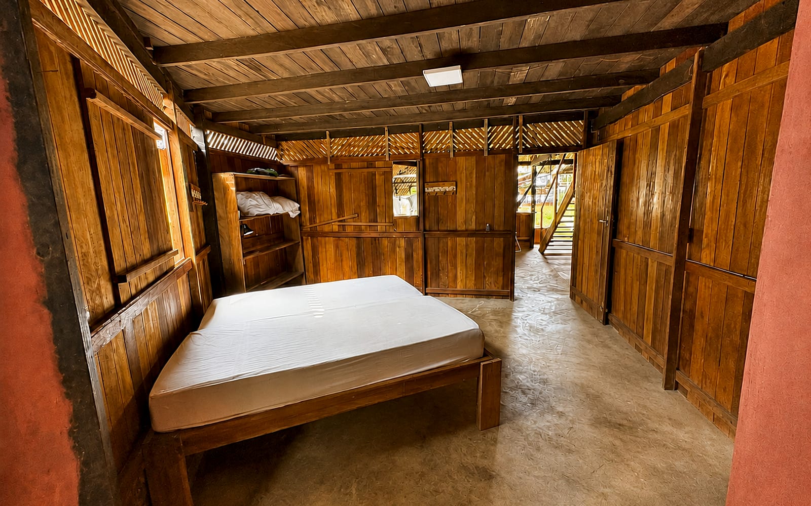 Interior amplo da Suíte Xingu, com cama de casal e beliches